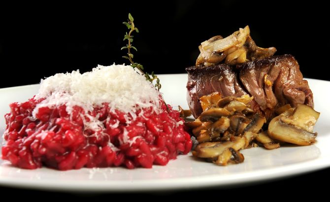 Mignon grelhado com molho de cogumelos e risoto cremoso de beterraba. Foto: Reprodução Mignon grelhado com molho de cogumelos e risoto cremoso de beterraba. Foto: Reprodução