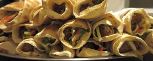 Festa junina árabe tem shawarma, falafel, esfiha e kibe a partir de R$ 4 Festa junina árabe tem shawarma, falafel, esfiha e kibe a partir de R$ 4