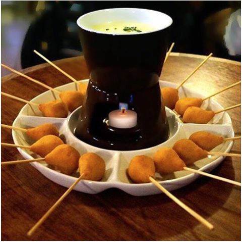 Esta ninguém imaginava: novidade deste inverno é o fondue de coxinha Esta ninguém imaginava: novidade deste inverno é o fondue de coxinha