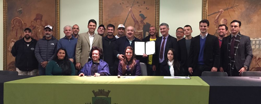 Greca assina decreto que regulamenta o food truck em Curitiba. Foto: Flávia Schiochet/Gazeta do Povo