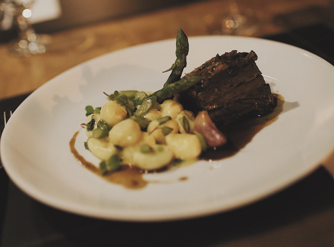 Costela de angus deossada com gnochi de batata e aspargos. Foto: Divulgação Costela de angus deossada com gnochi de batata e aspargos. Foto: Divulgação