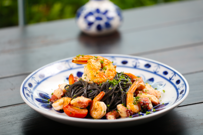 Linguini nero fresco com polvo e camarões. Foto: Divulgação Linguini nero fresco com polvo e camarões. Foto: Divulgação