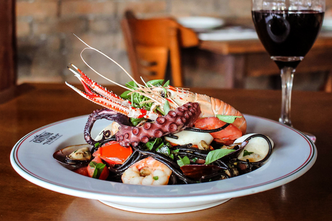 Pasta negra con frutti di mare (pasta negra salteada em mariscos, polvo, lula e peixe, com tomates concassé e manjericão). Foto: Hayza Ramos Pasta negra con frutti di mare (pasta negra salteada em mariscos, polvo, lula e peixe, com tomates concassé e manjericão). Foto: Hayza Ramos