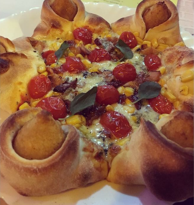 Pizza com borda de coxinha da Cantina Casa Velha em Curitiba. Foto: Divulgação. Pizza com borda de coxinha da Cantina Casa Velha em Curitiba. Foto: Divulgação.