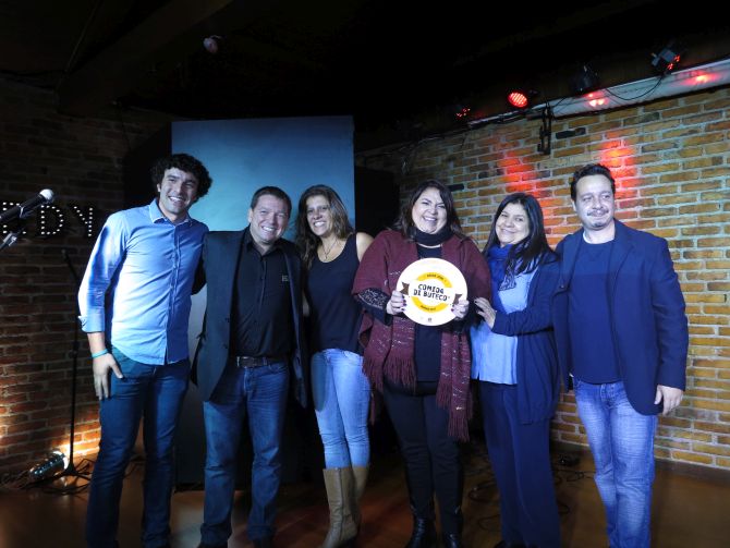 As proprietárias do Schnaps comemoram o terceiro lugar no Comida di Buteco 2017. Foto: Andrea Torrente/Gazeta do Povo. As proprietárias do Schnaps comemoram o terceiro lugar no Comida di Buteco 2017. Foto: Andrea Torrente/Gazeta do Povo.
