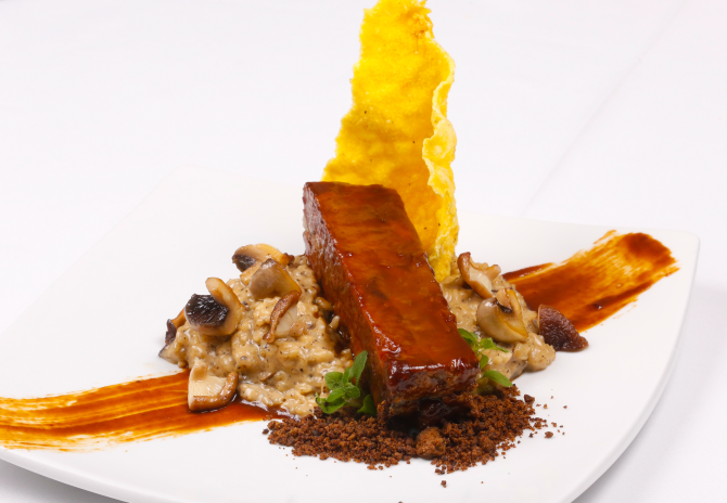 Costela de black angus assada lentamente acompanhada de risoto de cogumelos trufados. Foto: Divulgação Costela de black angus assada lentamente acompanhada de risoto de cogumelos trufados. Foto: Divulgação