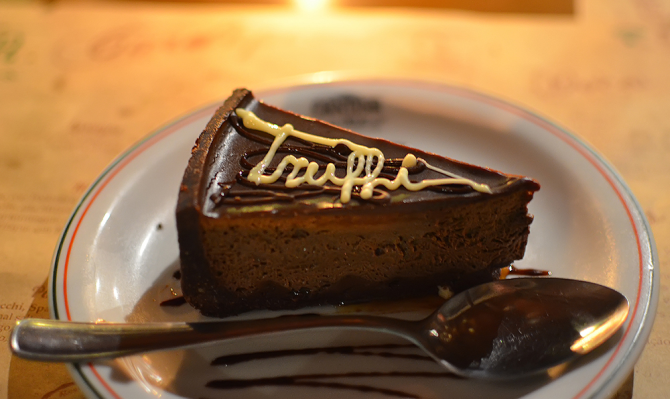 O truffi é uma casquinha de chocolate crocante com mousse de chocolate preto e cobertura de ganache. Foto: Hayza Ramos O truffi é uma casquinha de chocolate crocante com mousse de chocolate preto e cobertura de ganache. Foto: Hayza Ramos