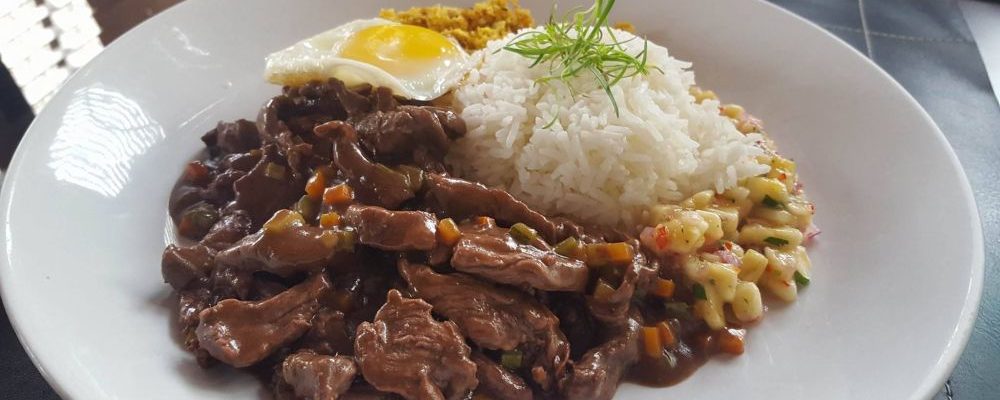 Picadinho, farofa de cenoura, arroz, tartar de banana, e ovo frito. 