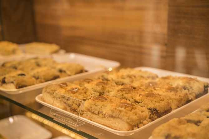 Cuca de doce de leite caseiro, um dos nove sabores da casa. (Foto: Divulgação) Cuca de doce de leite caseiro, um dos nove sabores da casa. (Foto: Divulgação)