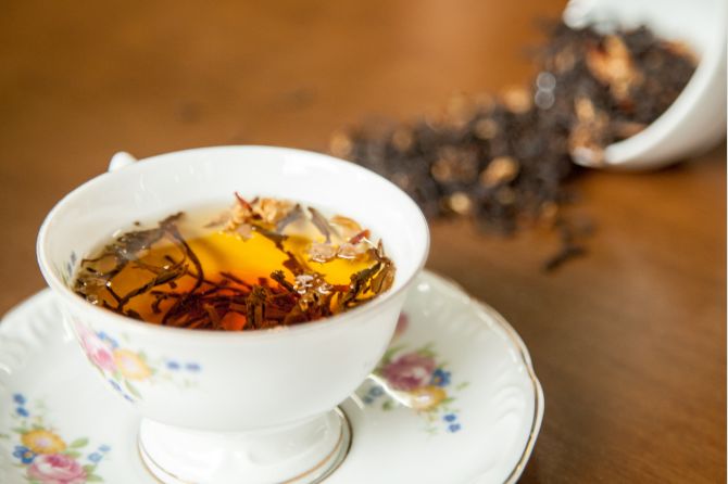 Blend de chá preto com sepalika (flor do Sri Lanka), um dos
exclusivos da futura casa Caminho do Chá. Foto: Fernando Zequinão/Gazeta do Povo Blend de chá preto com sepalika (flor do Sri Lanka), um dos
exclusivos da futura casa Caminho do Chá. Foto: Fernando Zequinão/Gazeta do Povo