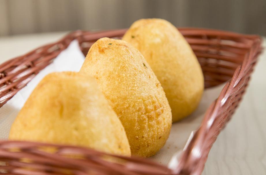 Coxinha da Confeitaria Kitutes. Indicado a melhor coxinha pelo Sabor Popular 2017. Foto: Hugo Harada/Gazeta do Povo. Coxinha da Confeitaria Kitutes. Indicado a melhor coxinha pelo Sabor Popular 2017. Foto: Hugo Harada/Gazeta do Povo.