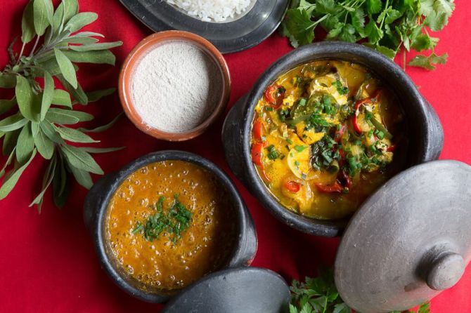 A moqueca de cação vem acompanhada de arroz, farinha branca. Foto: Divulgação. A moqueca de cação vem acompanhada de arroz, farinha branca. Foto: Divulgação.