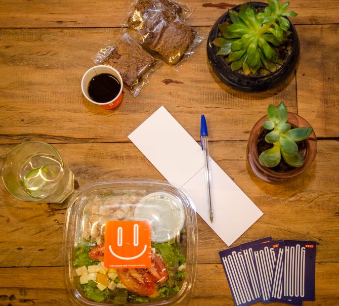 O Hoog Deli tem saladas no cardápio, como a tradicional Ceasar, e brownies, que podem ser pedidos para viagem. Foto: Divulgação O Hoog Deli tem saladas no cardápio, como a tradicional Ceasar, e brownies, que podem ser pedidos para viagem. Foto: Divulgação