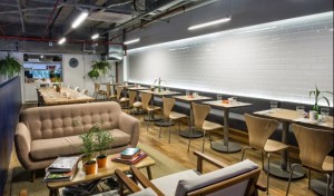 O ambiente tem detalhes dedicados a estudantes, como tomadas, mesas coletivas e espaços de leitura. Foto: Letícia Akemi/Gazeta do Povo O ambiente tem detalhes dedicados a estudantes, como tomadas, mesas coletivas e espaços de leitura. Foto: Letícia Akemi/Gazeta do Povo