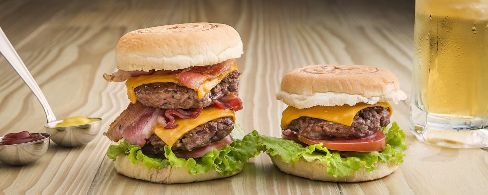 Novo Kharina fast food abre nesta quarta (5) em Curitiba; veja o cardápio No Kharina All Day opções do cardápio. sanduiche cachorro quente salada são feitos com produtos orgânicos. Local: Centro Cívico .