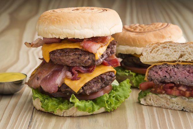 Smoked Bacon Burger do Kharina All Day. Foto: Letícia Akemi/Gazeta do Povo. Smoked Bacon Burger do Kharina All Day. Foto: Letícia Akemi/Gazeta do Povo.