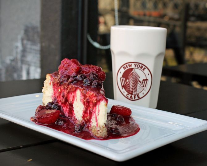Tradicional cheesecake com calda de frutas vermelhas do NYC. Foto: Divulgação Tradicional cheesecake com calda de frutas vermelhas do NYC. Foto: Divulgação