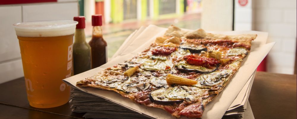 Pizza e cerveja do Pizza na Rua São Francisco. Foto: Letícia Akemi/Gazeta do Povo
