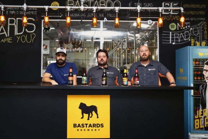 Sócios da Bastards Brewery. Cervejaria produz rótulos próprios e abre espaço para outros cervejeiros. Foto:
Henry Milleo/Gazeta do Povo. Sócios da Bastards Brewery. Cervejaria produz rótulos próprios e abre espaço para outros cervejeiros. Foto:
Henry Milleo/Gazeta do Povo.
