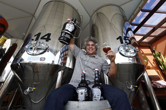 O professor Samuel Cavalcanti, da Bodebrown, ajudou a formar boa parte dos cervejeiros locais. Foto: Albari Rosa/Gazeta do Povo.
O professor Samuel Cavalcanti, da Bodebrown, ajudou a formar boa parte dos cervejeiros locais. Foto: Albari Rosa/Gazeta do Povo.