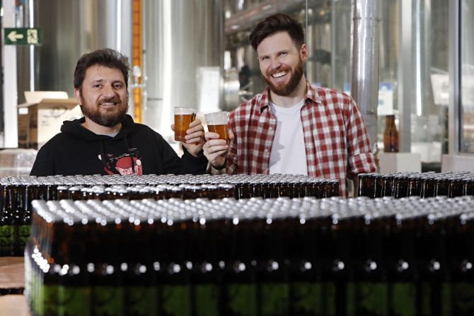 Alessandro Oliveira e Alejandro Winocour levaram sua Way Beer ao mercado norte-americano. Foto: Albari Rosa/Gazeta do Povo. Alessandro Oliveira e Alejandro Winocour levaram sua Way Beer ao mercado norte-americano. Foto: Albari Rosa/Gazeta do Povo.