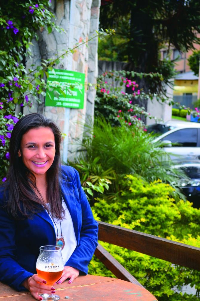 Marilise de Oliveira, beer sommelier e proprietária do Hendrix: 80% dos chopes são locais. Foto: Divulgação.
Marilise de Oliveira, beer sommelier e proprietária do Hendrix: 80% dos chopes são locais. Foto: Divulgação.