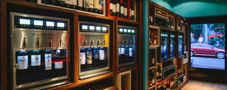 Conheça dois pubs de vinho que aquecem a noite de Floripa