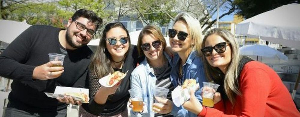 Vinada Cultural já está agitada lá na Praça do Afonso Botelho neste sábado (29). Os amigos Diego Boscardin Zen (27) 
Daiane Da Luz (27) 
Geisla Severo (27), Suellen Maravieski (33) e Janice Andrade (37) foram curtir o sol e provar os cachorros-quentes caprichados por preço fixo de R$ 10. 
Foto: Letícia Akemi / Gazeta do Povo  
