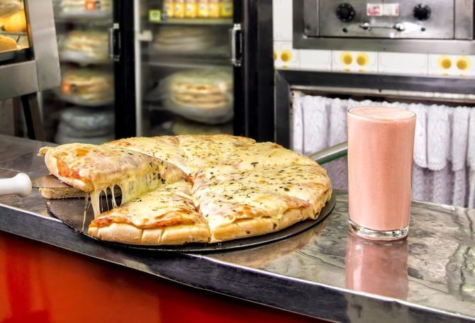 A pizza de muçarela é servida na Lanches Itália desde 1969. Foto: Letícia Akemi/Gazeta do Povo A pizza de muçarela é servida na Lanches Itália desde 1969. Foto: Letícia Akemi/Gazeta do Povo