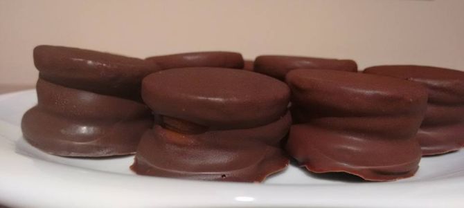 Os alfajores do Don Hugo Empanadas argentinas têm recheio de doce de leite e cobertura de chocolate. Foto: Divulgação/Facebook. Os alfajores do Don Hugo Empanadas argentinas têm recheio de doce de leite e cobertura de chocolate. Foto: Divulgação/Facebook.