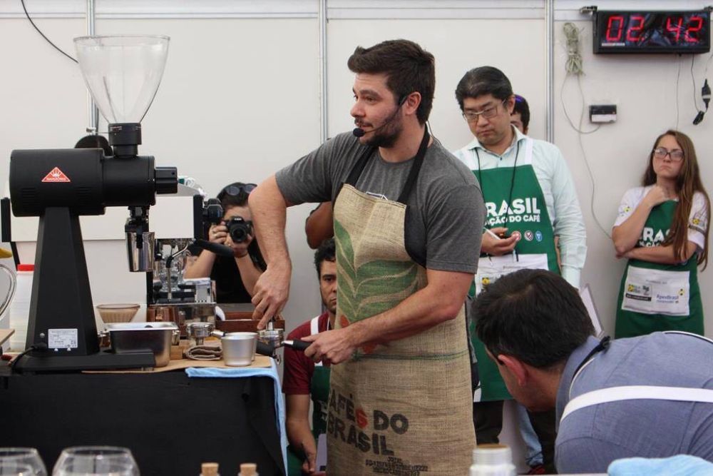 Leo Moço durante a prova do Campeonato Brasileiro de Baristas. Foto: Divulgação. Leo Moço durante a prova do Campeonato Brasileiro de Baristas. Foto: Divulgação.