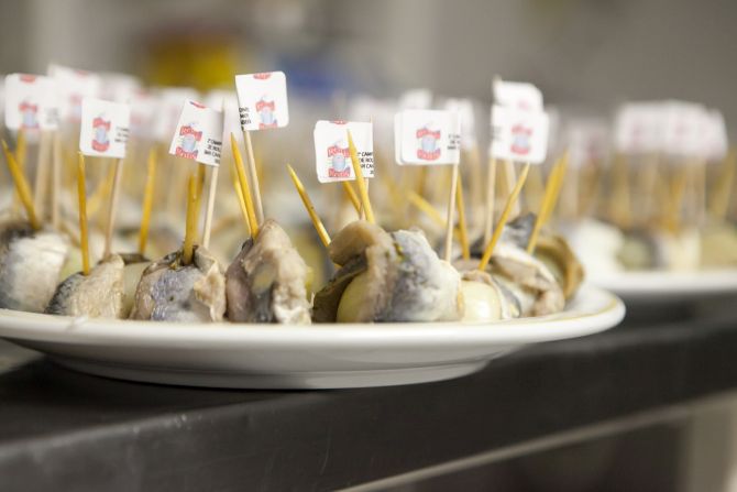 No campeonato, participantes devem comer o maior número de rollmops possível em cinco minutos. Foto: Daniel Sorrentino/Divulgação No campeonato, participantes devem comer o maior número de rollmops possível em cinco minutos. Foto: Daniel Sorrentino/Divulgação