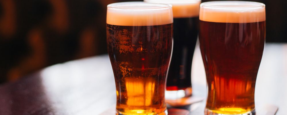 As cervejas importadas estão de volta às prateleiras Copos de cerveja. Foto: BigStock.