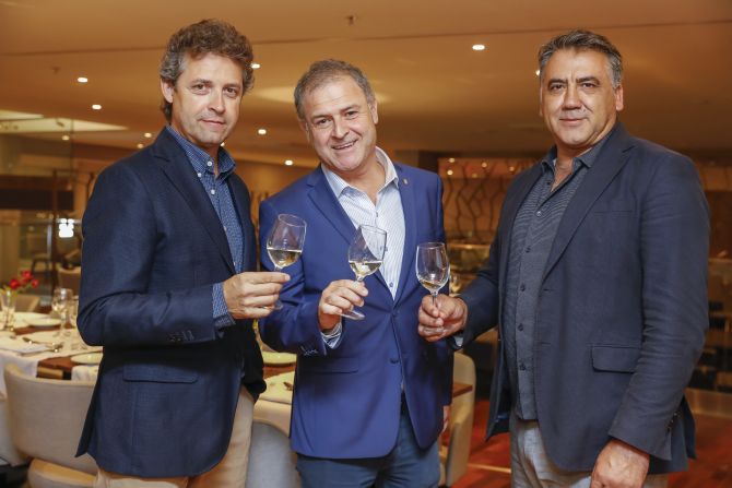 O produtor da premium Fincas Oscar Montaña com os enólogos Isaac e Marco. Foto: Divulgação. O produtor da premium Fincas Oscar Montaña com os enólogos Isaac e Marco. Foto: Divulgação.