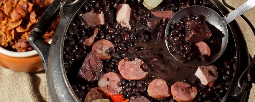 Feijoada do Quanto Basta com open bar de vinho e caipirinha sai por R$ 67,90. (Foto: Divulgação)