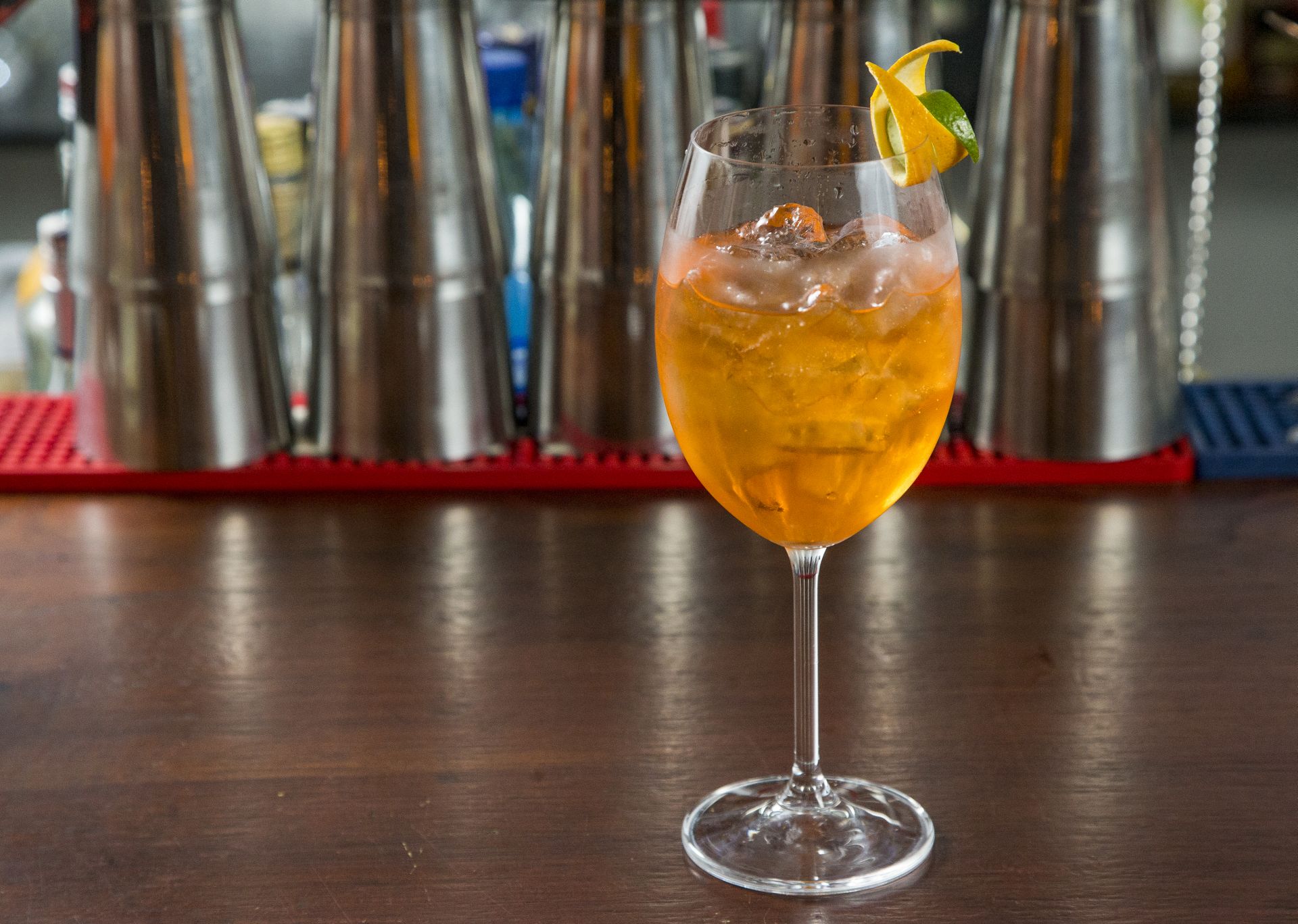 Brutas: Gin, Aperol, Gengibirra e cereja. R$ 17 Brutas: Gin, Aperol, Gengibirra e cereja. R$ 17