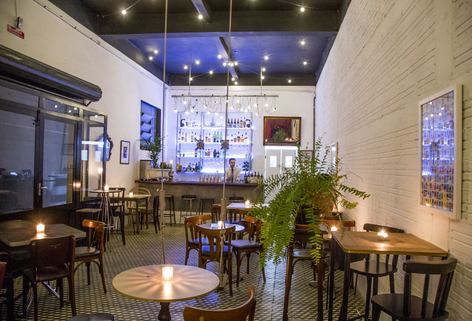 Salão do Ginger Bar tem espaço para 48 pessoas sentadas. (Hugo Harada/Gazeta do Povo) Salão do Ginger Bar tem espaço para 48 pessoas sentadas. (Hugo Harada/Gazeta do Povo)