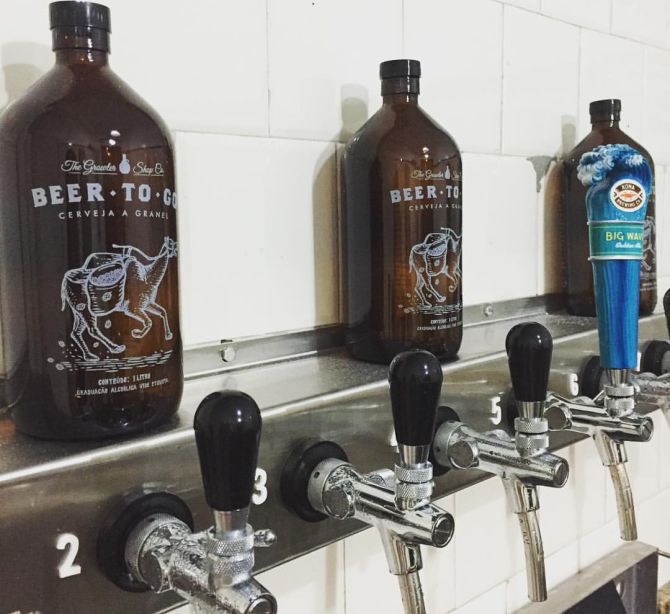 A Beer-To-Go vende oito tipos de chope diariamente. Você pode encher seu growler em suas duas unidades de Curitiba. Foto: Divulgação A Beer-To-Go vende oito tipos de chope diariamente. Você pode encher seu growler em suas duas unidades de Curitiba. Foto: Divulgação