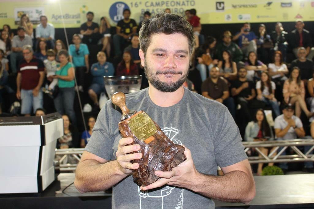Leo Moço comemora a vitória no Campeonato Brasileiro de Baristas. Foto: Divulgação. Leo Moço comemora a vitória no Campeonato Brasileiro de Baristas. Foto: Divulgação.