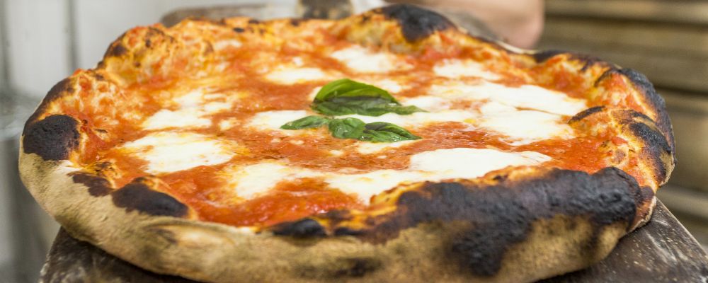 Às quartas-feiras, a Fábrika Pães tem pizza ao estilo de Nápoles: simples e rústica. Foto: Hugo Harada/Gazeta do Povo