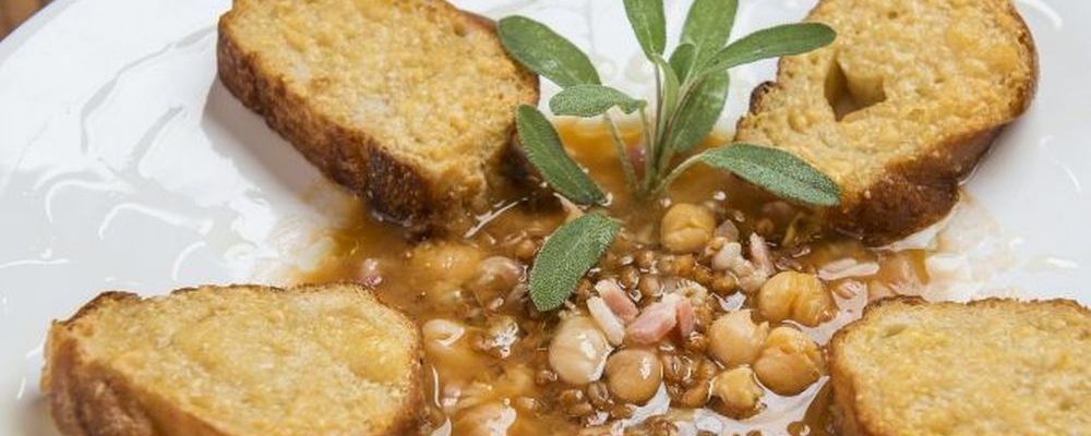 Chef Recomenda . Na foto o chef Enzo Ambrozetti e uma sobremesa e também um prato principal , preparados com grão de trigo . Local: Escola de Gastronomia Enzo Ambrozetti .