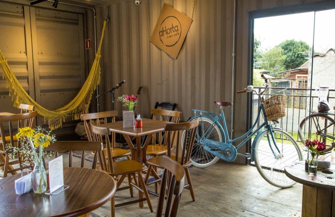 Espaço do A Horta Bike Café reúne oficina de bicicleta, horta comunitária, consultório de psicologia e um quarto para cicloviajantes pernoitarem. Foto: Hugo Harada/Gazeta do Povo Espaço do A Horta Bike Café reúne oficina de bicicleta, horta comunitária, consultório de psicologia e um quarto para cicloviajantes pernoitarem. Foto: Hugo Harada/Gazeta do Povo
