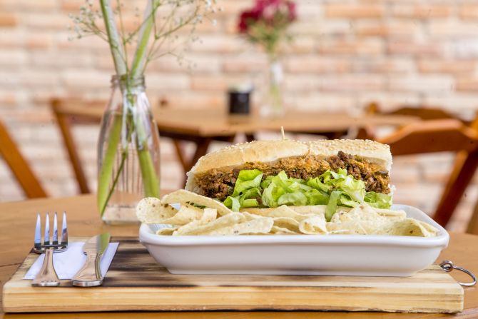 Baguete do Ciclista: salada, tofupiry com tomate seco e manjericão,
proteína de soja defumada, ervas e especiarias (R$ 18). Foto: Hugo Harada/Gazeta do Povo Baguete do Ciclista: salada, tofupiry com tomate seco e manjericão,
proteína de soja defumada, ervas e especiarias (R$ 18). Foto: Hugo Harada/Gazeta do Povo