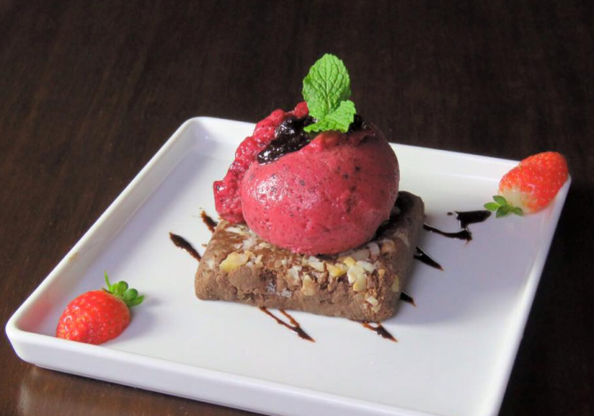 Entre as opções de sobremesas veganas, há o brownie que acompanha sorvete de frutas vermelhas e custa R$ 22. Entre as opções de sobremesas veganas, há o brownie que acompanha sorvete de frutas vermelhas e custa R$ 22.
