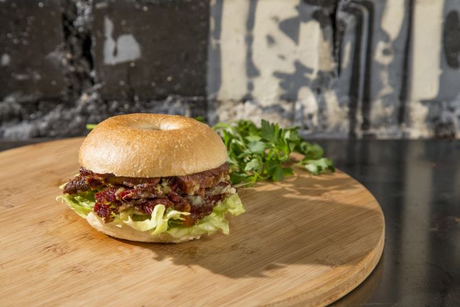 Bagel de pastrami, carne bovina currada e cozida a vácuo. Foto: Hugo Harada/Gazeta do Povo. Bagel de pastrami, carne bovina currada e cozida a vácuo. Foto: Hugo Harada/Gazeta do Povo.