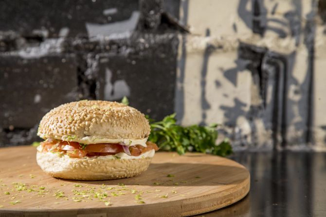 Bagel de salmão. Foto: Hugo Harada/Gazeta do Povo. Bagel de salmão. Foto: Hugo Harada/Gazeta do Povo.