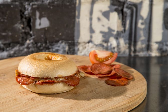 Bagel de pepperoni. Foto: Hugo Harada/Gazeta do Povo. Bagel de pepperoni. Foto: Hugo Harada/Gazeta do Povo.