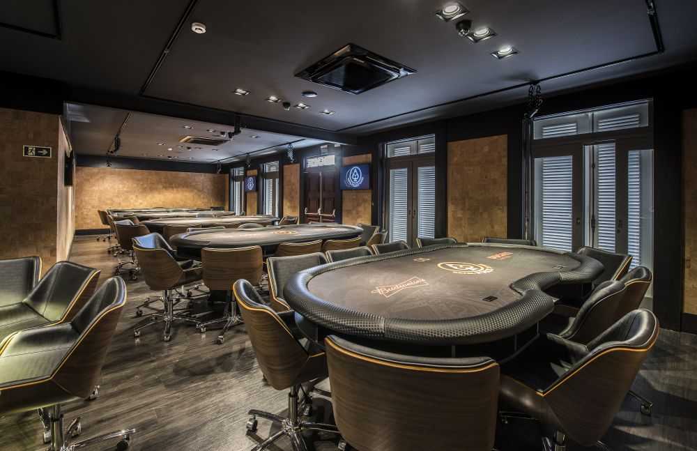 Quem quiser poderá pedir todos os pratos da casa nas mesas de poker. (Foto: Leticia Akemi/Gazeta do Povo) Quem quiser poderá pedir todos os pratos da casa nas mesas de poker. (Foto: Leticia Akemi/Gazeta do Povo)