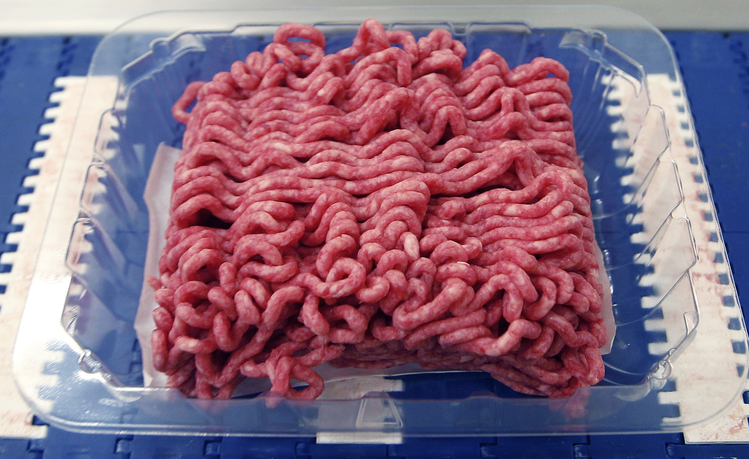 Ground beef in one pound cuts makes its way down a conveyor belt to be packaged at the Fresh &amp; Easy Neighborhood Market meat processing facility in Riverside, California March 29, 2012. U.S. meat packers' losses on beef sales have doubled since a controversy over ammonia-treated scraps dubbed "pink slime" exploded two weeks ago, with margins nearing their lowest in at least 22 years on Thursday, an industry estimate showed. Fresh &amp; Easy says they do not use the ammonia-treated filler in their beef products. REUTERS/Alex Gallardo (UNITED STATES - Tags: ANIMALS BUSINESS)