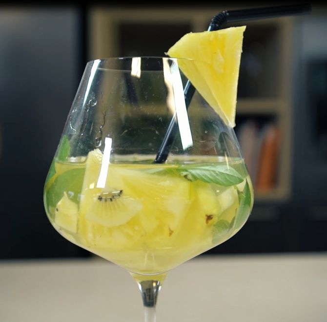 Esse drink refrescante leva kiwi, abacaxi e manjericão. Foto: Divulgação. Esse drink refrescante leva kiwi, abacaxi e manjericão. Foto: Divulgação.